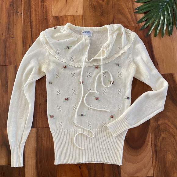 Vintage Sweaters - Sweetest embroidered drawstring neck knit sweater